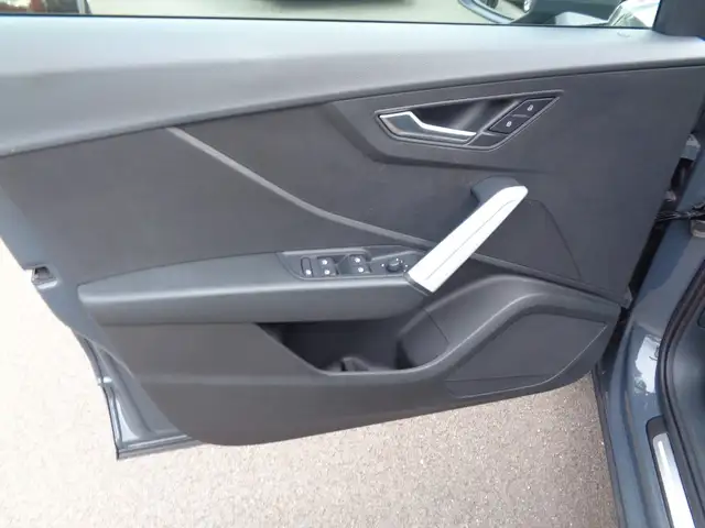 Audi Q2 view 8