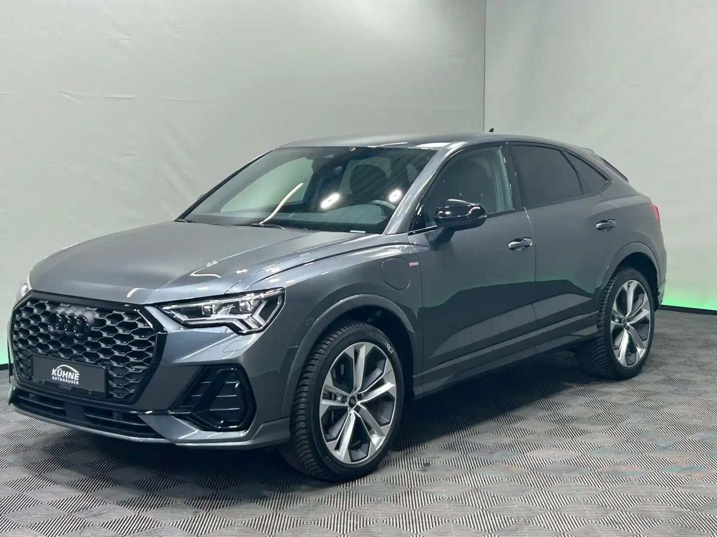 Audi Q3 2x S-Line 45 TFSIe | MATRIX NAVI Grau - 2