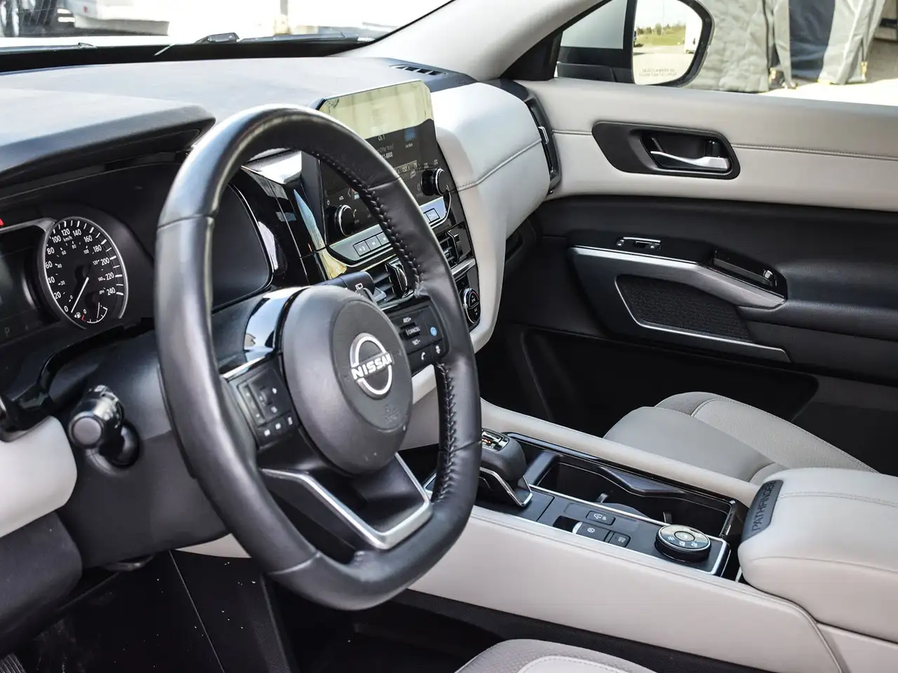 Nissan Pathfinder снимка Nissan Pathfinder