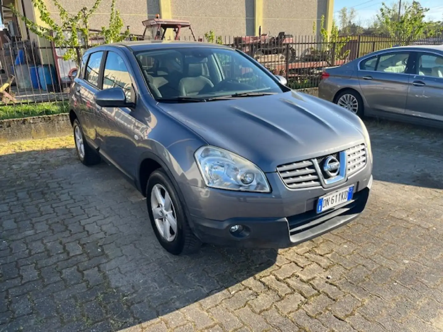 Nissan Qashqai 2.0 dCi DPF 4WD Acenta Gris - 2