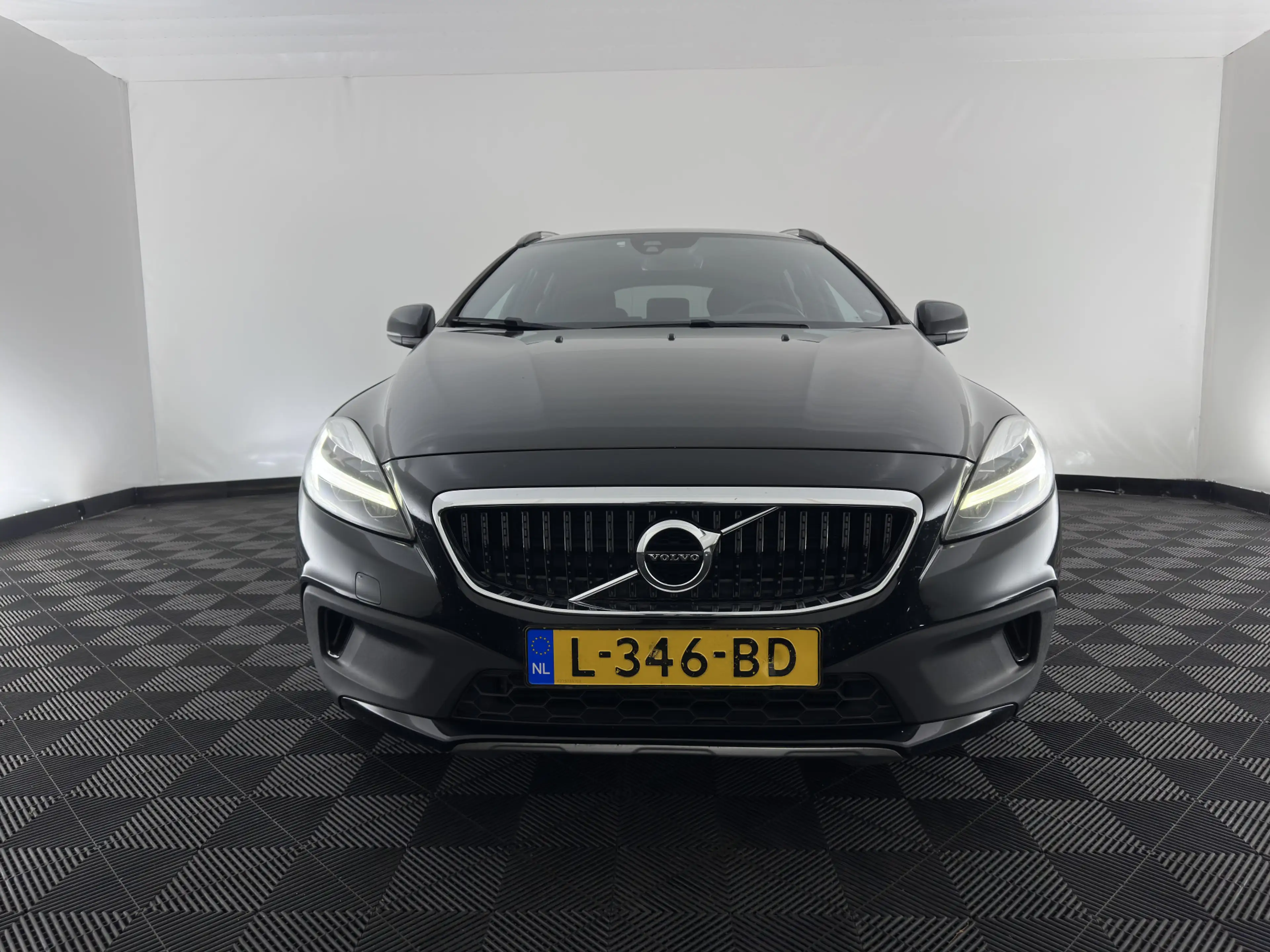 Volvo V40 Cross Country 2.0 D2 Momentum *LEATHER | NAVI-FULLMAP | LED-LIGH — photo 2