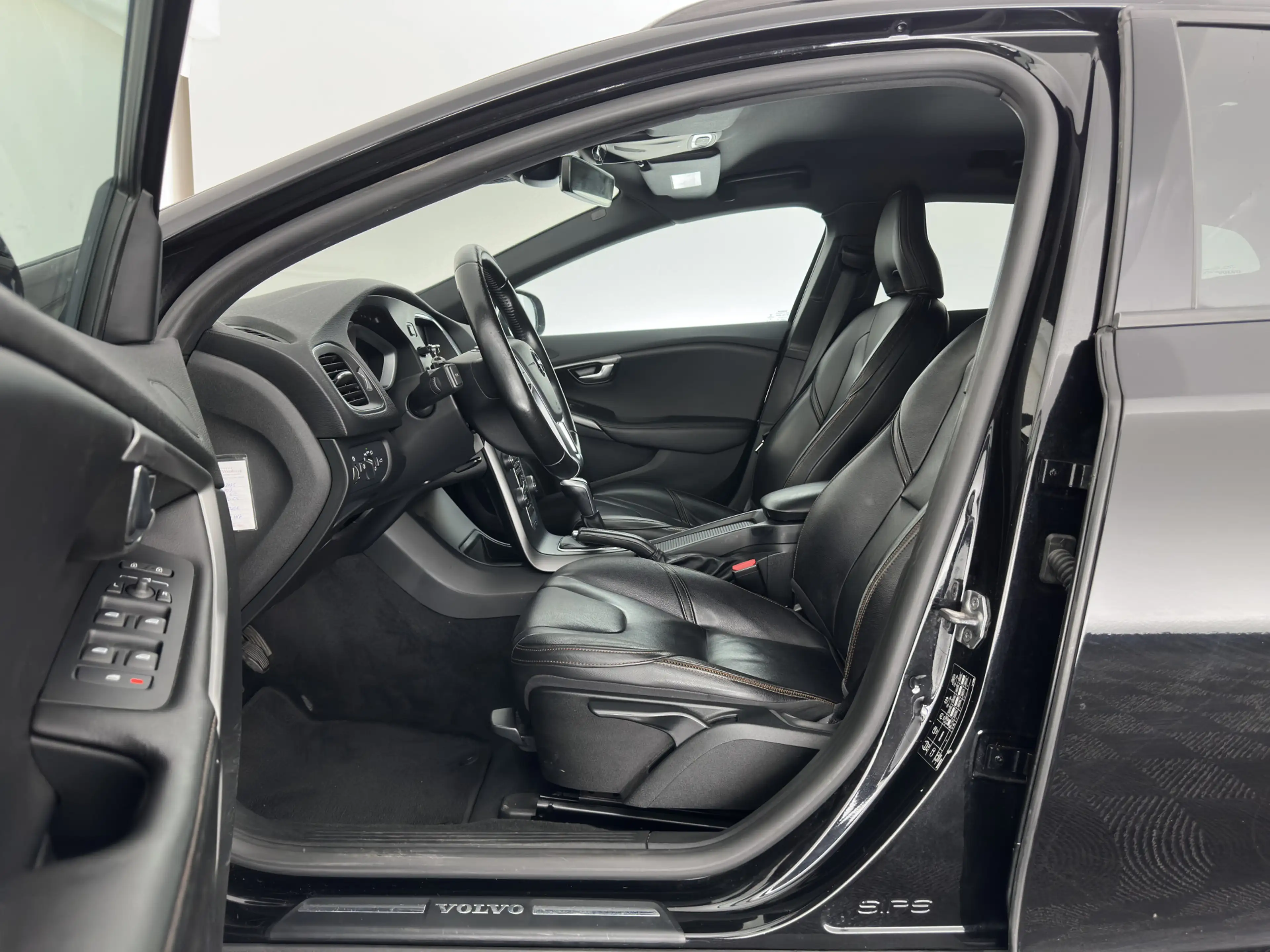 Volvo V40 Cross Country 2.0 D2 Momentum *LEATHER | NAVI-FULLMAP | LED-LIGH — photo 8