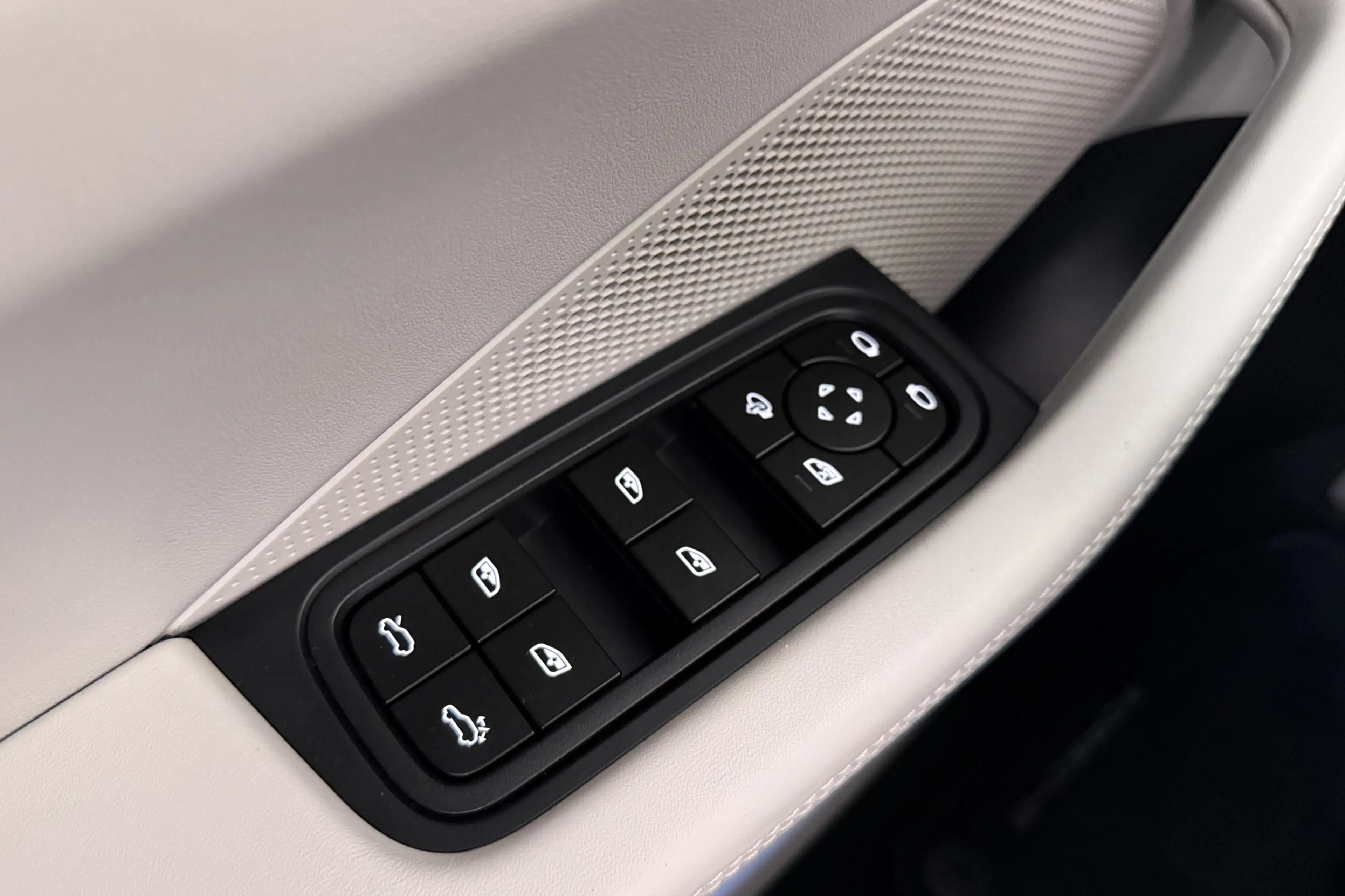 Porsche Macan 4 100 kWh (98%SOH) Pano Trekhaak SportChrono Lucht — photo 23