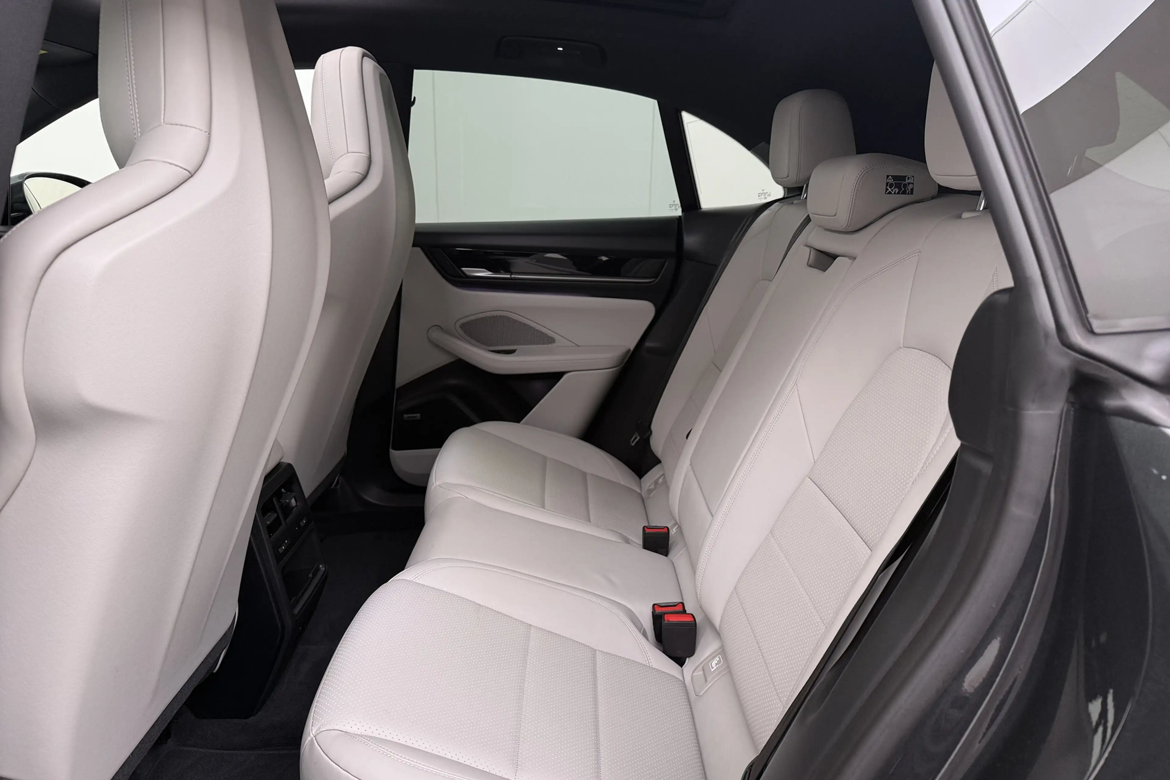 Porsche Macan 4 100 kWh (98%SOH) Pano Trekhaak SportChrono Lucht — photo 15