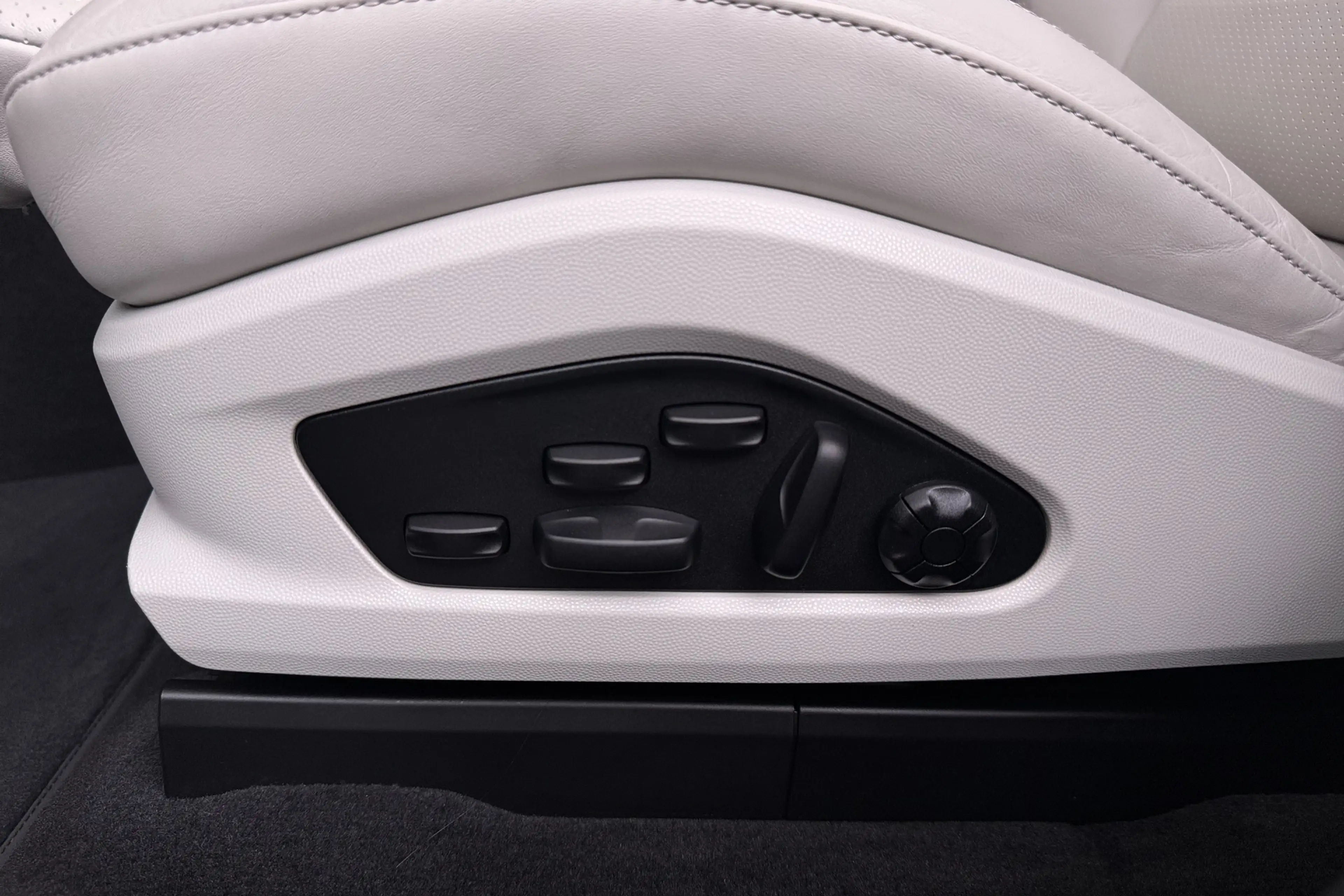 Porsche Macan 4 100 kWh (98%SOH) Pano Trekhaak SportChrono Lucht — photo 21