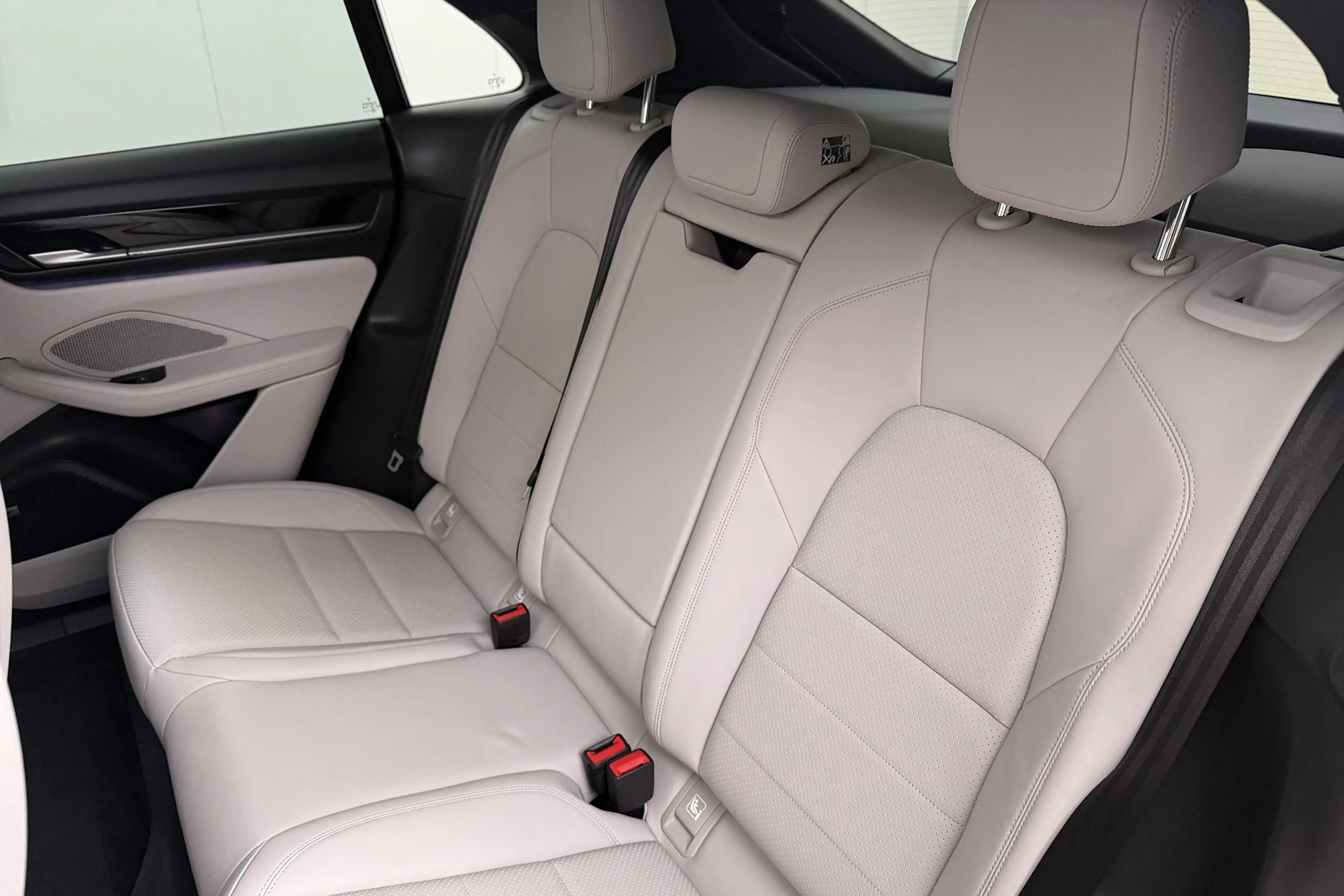 Porsche Macan 4 100 kWh (98%SOH) Pano Trekhaak SportChrono Lucht — photo 14