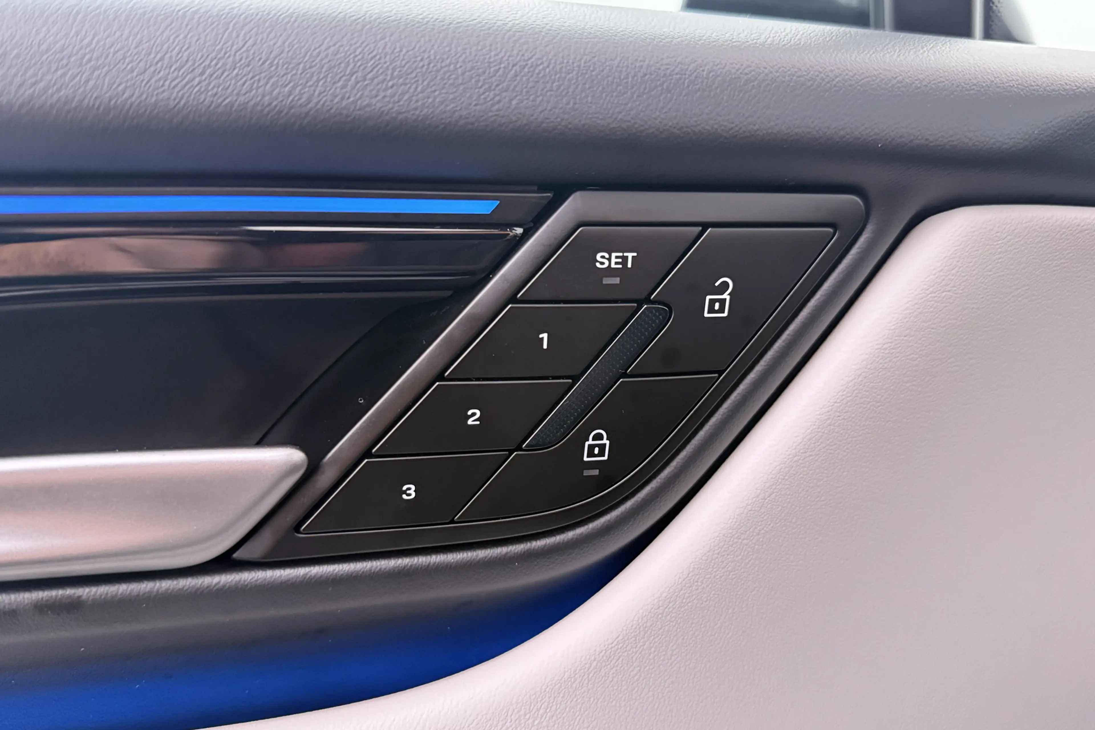 Porsche Macan 4 100 kWh (98%SOH) Pano Trekhaak SportChrono Lucht — photo 24