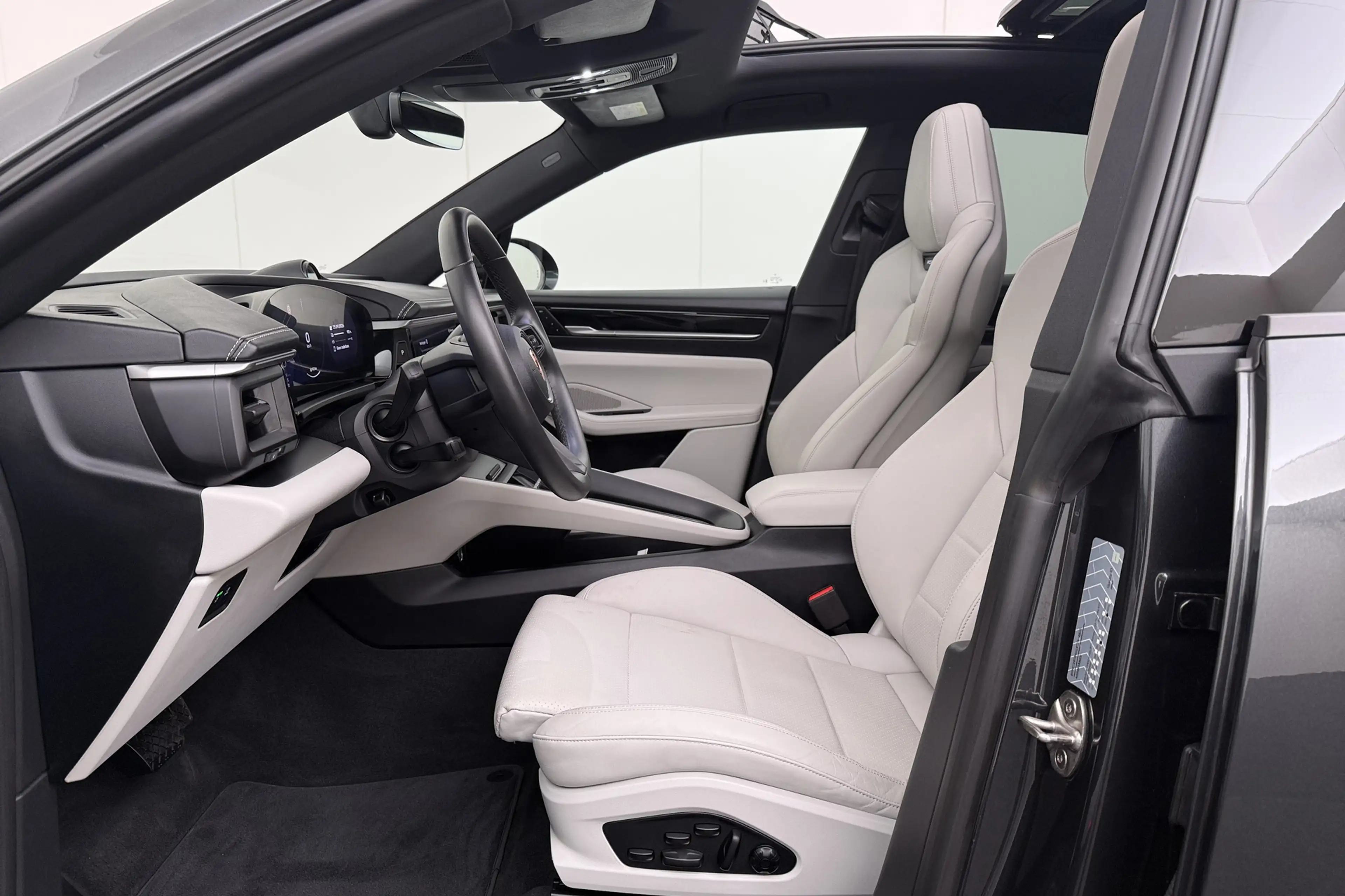 Porsche Macan 4 100 kWh (98%SOH) Pano Trekhaak SportChrono Lucht — photo 13