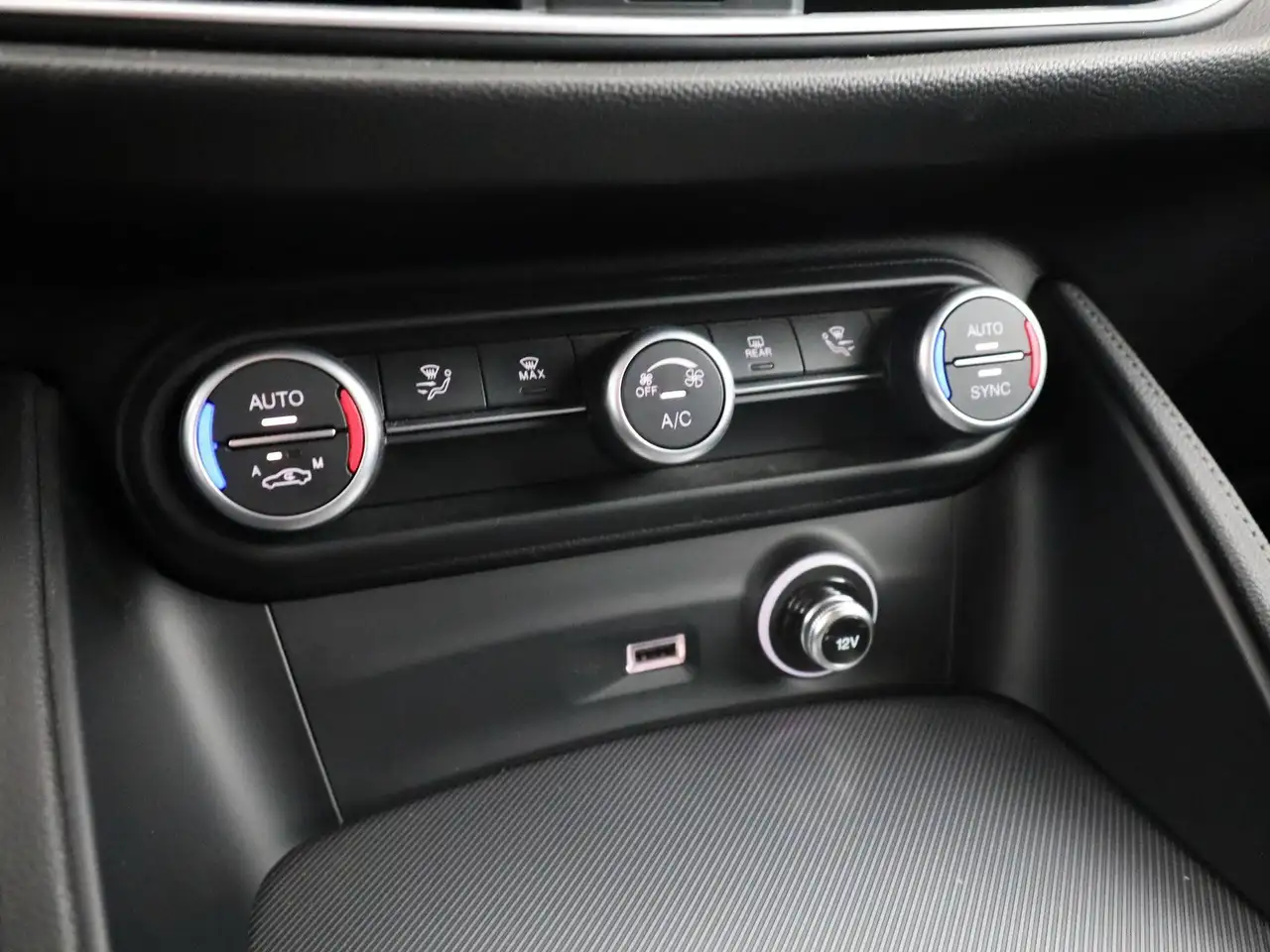 Alfa Romeo Stelvio 2022 — фото 15