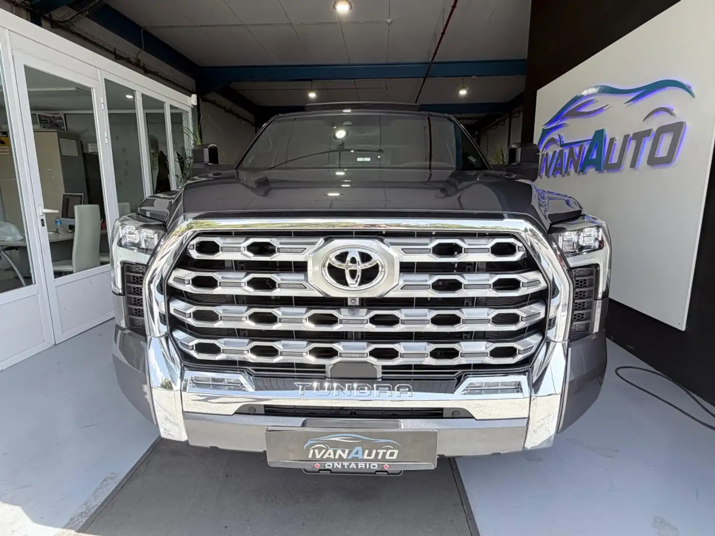Toyota Tundra Aut. Gris - 2