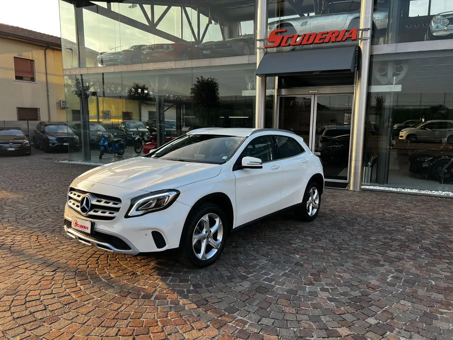 Mercedes-Benz GLA 200 d Automatic Sport Bianco - 2