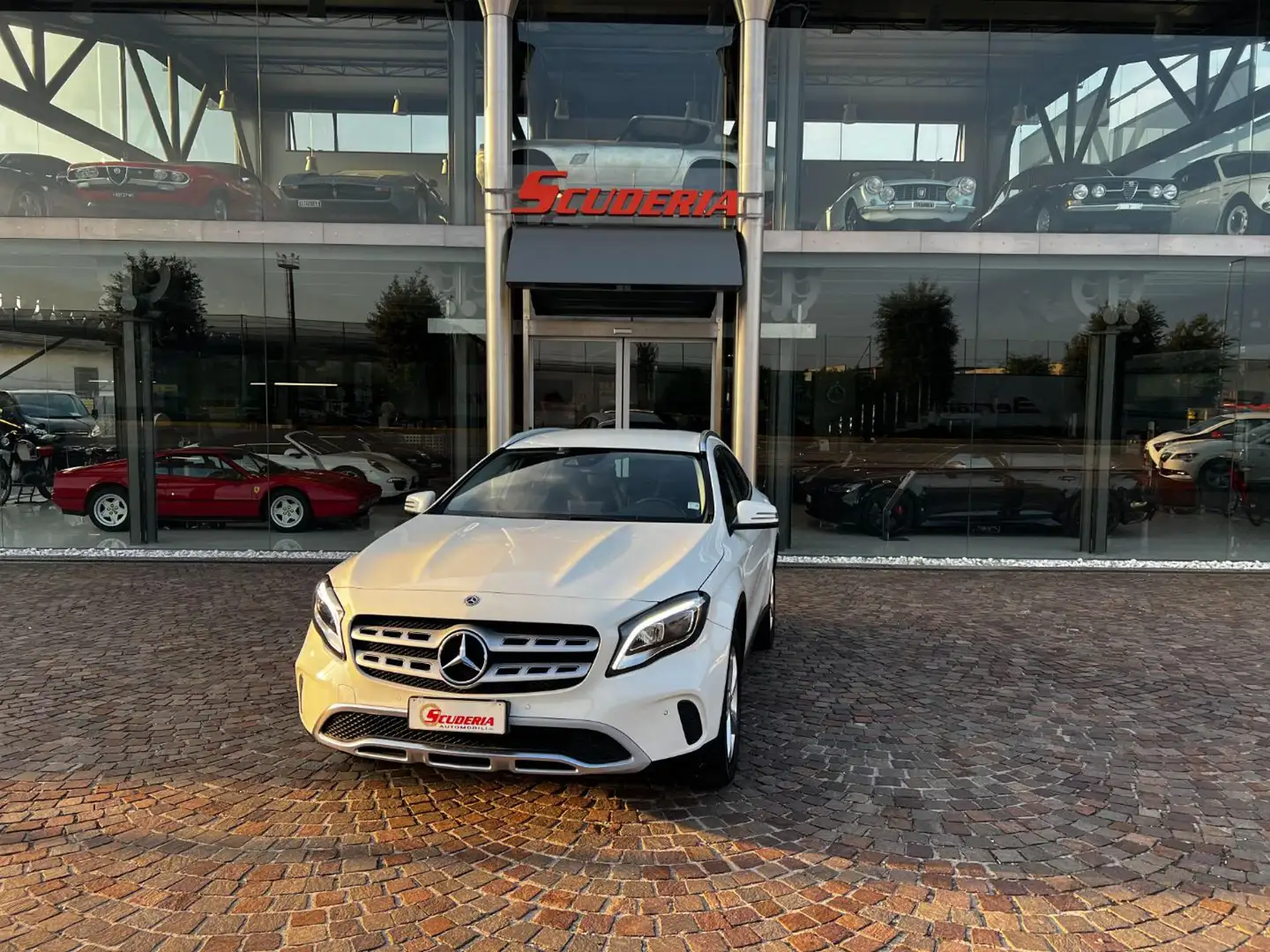 Mercedes-Benz GLA 200 d Automatic Sport Bianco - 1