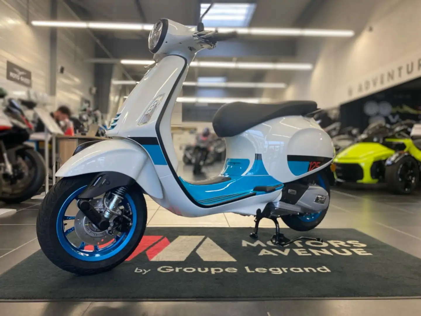 Vespa Primavera 125 Alb - 1