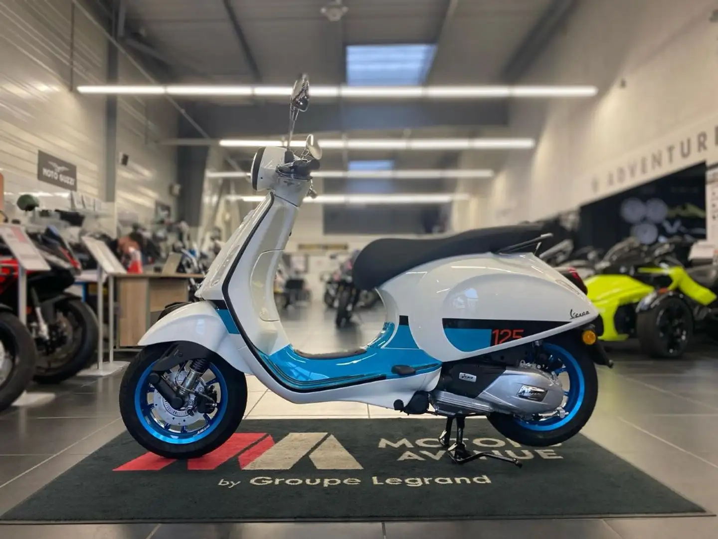 Vespa Primavera 125 Alb - 2
