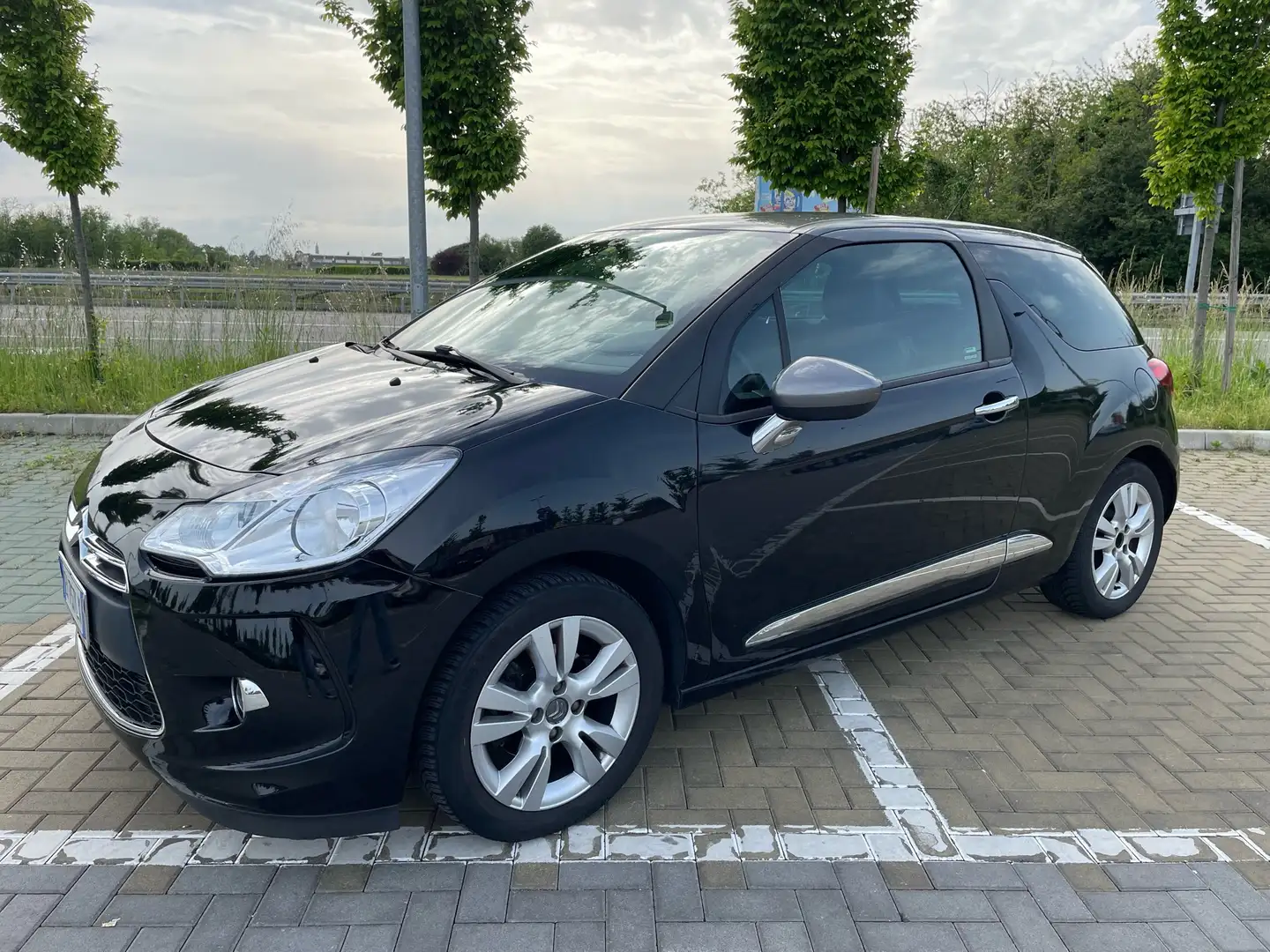 DS Automobiles DS 3 1.4 VTi 82 So Chic Fekete - 1