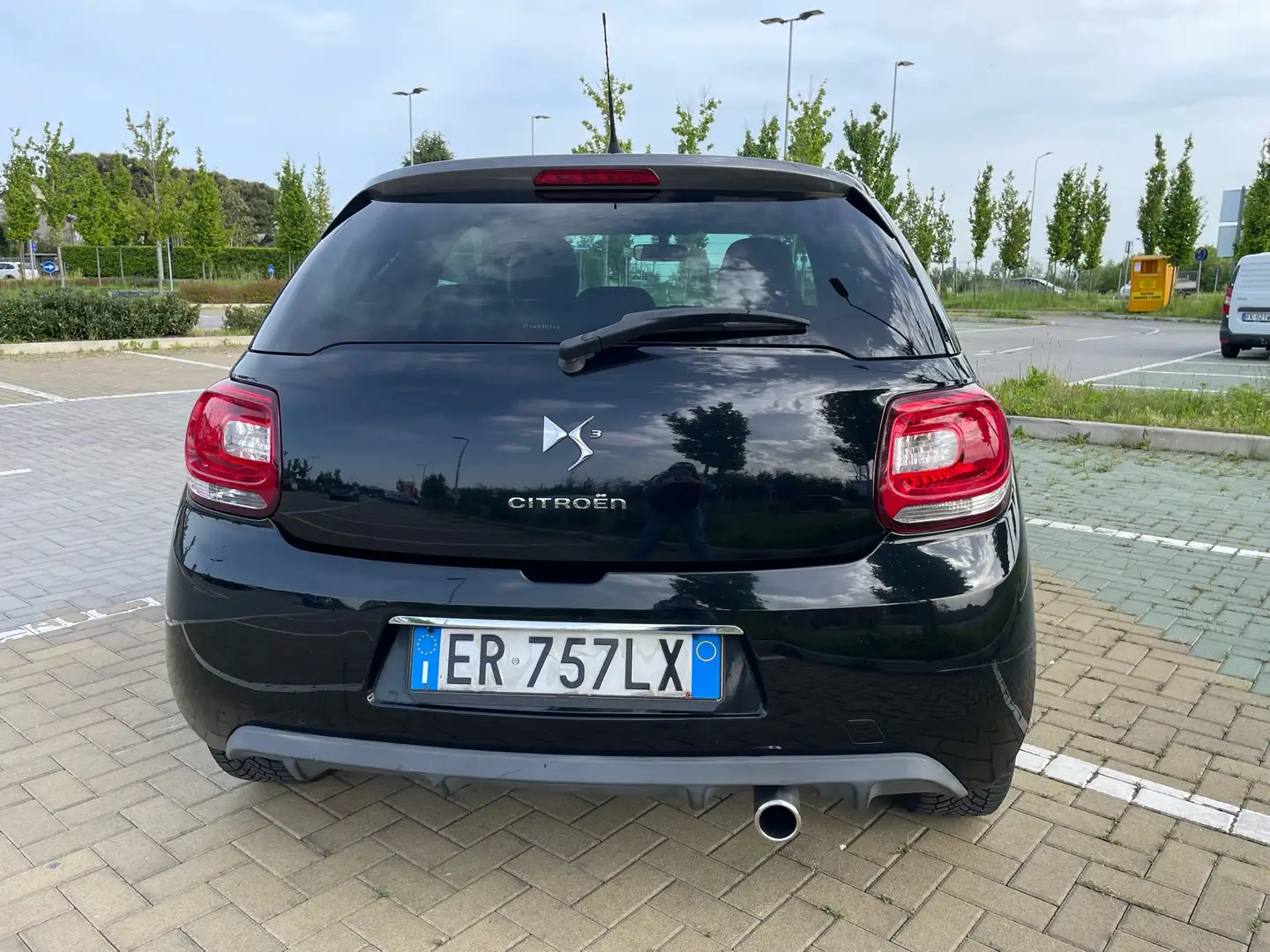 DS Automobiles DS 3 1.4 VTi 82 So Chic Fekete - 2