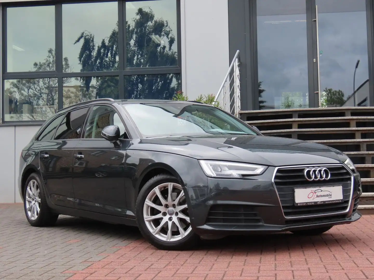 Audi A4 2.0 TDI ultra Avant Leder Sitzheizung Navi Grau - 1