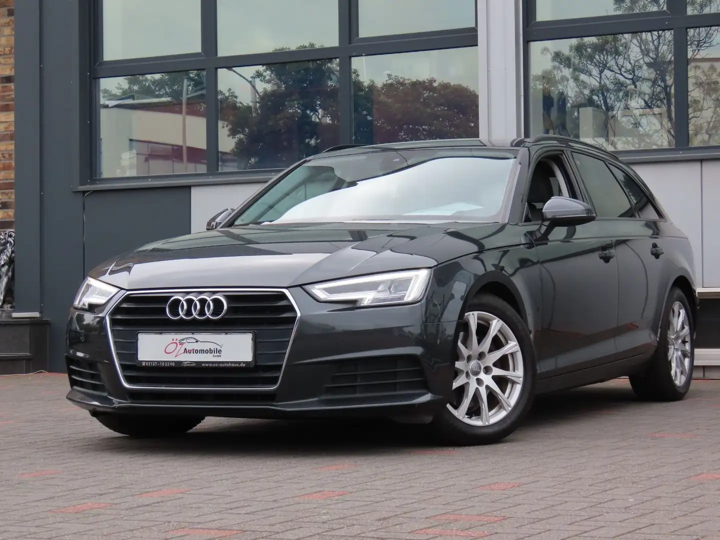 Audi A4 2.0 TDI ultra Avant Leder Sitzheizung Navi Grau - 2