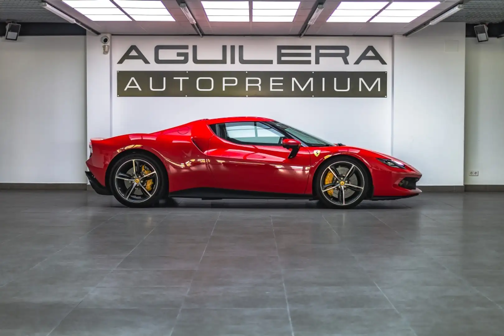 Ferrari 296 GTB Rojo - 2