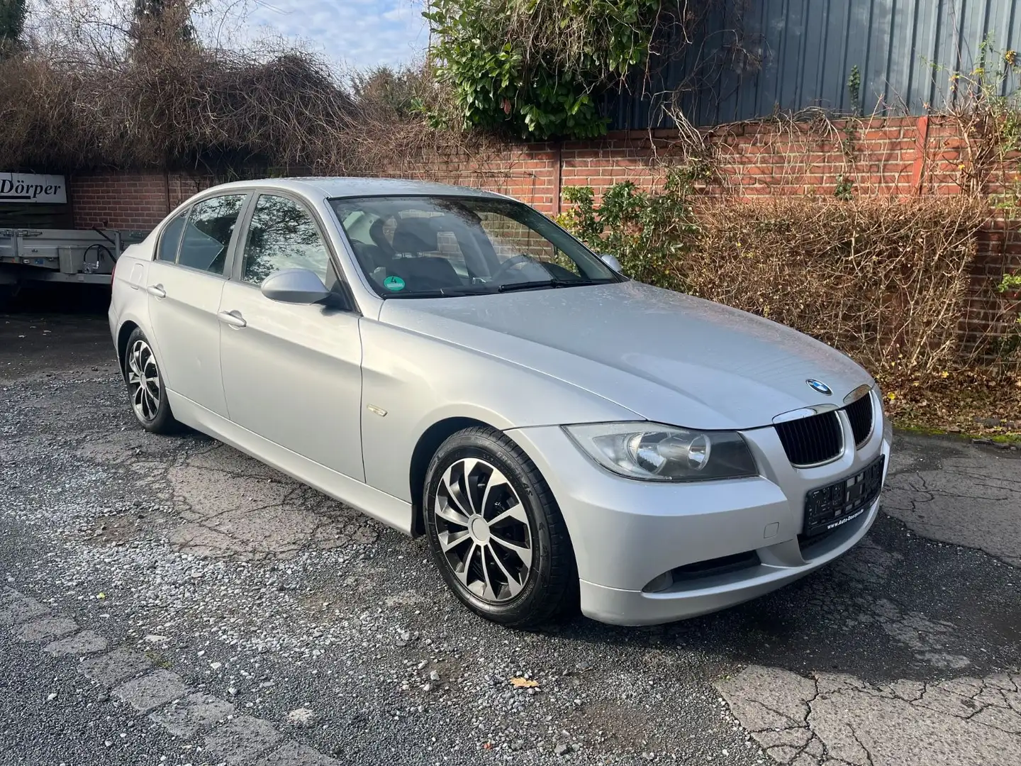 BMW 318 i E90 Klimaautm. PDC Navi TÜV 12-2027 Silver - 1