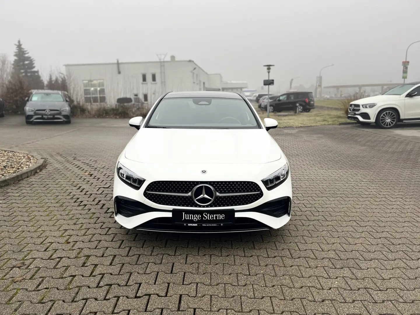 Mercedes-Benz A 180 A 180 AMG+Panorama-Dach+KeyGo+LED+CarPlay+RüKa++ Weiß - 2