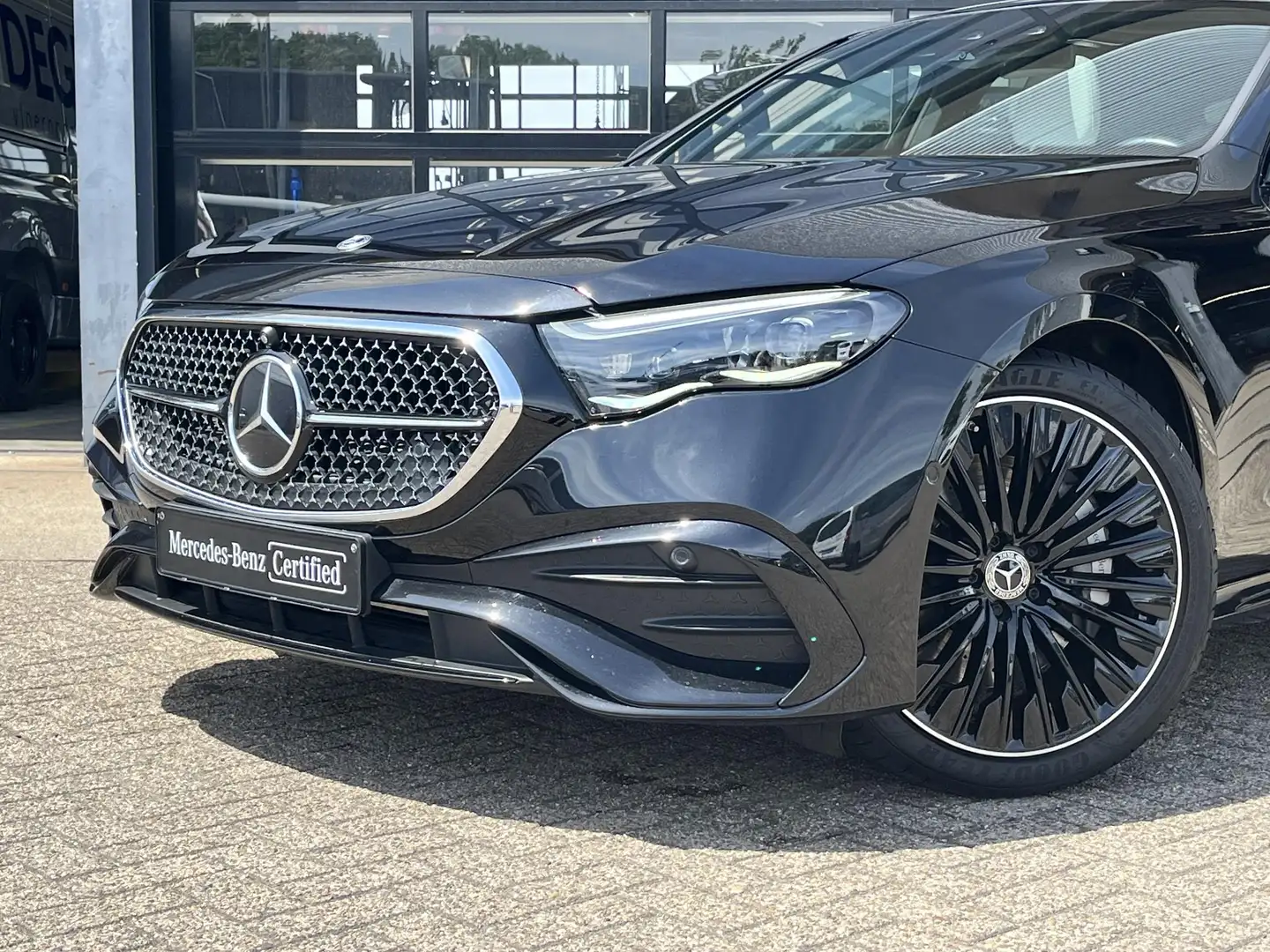 Mercedes-Benz E 300 e AMG Line Zwart - 2