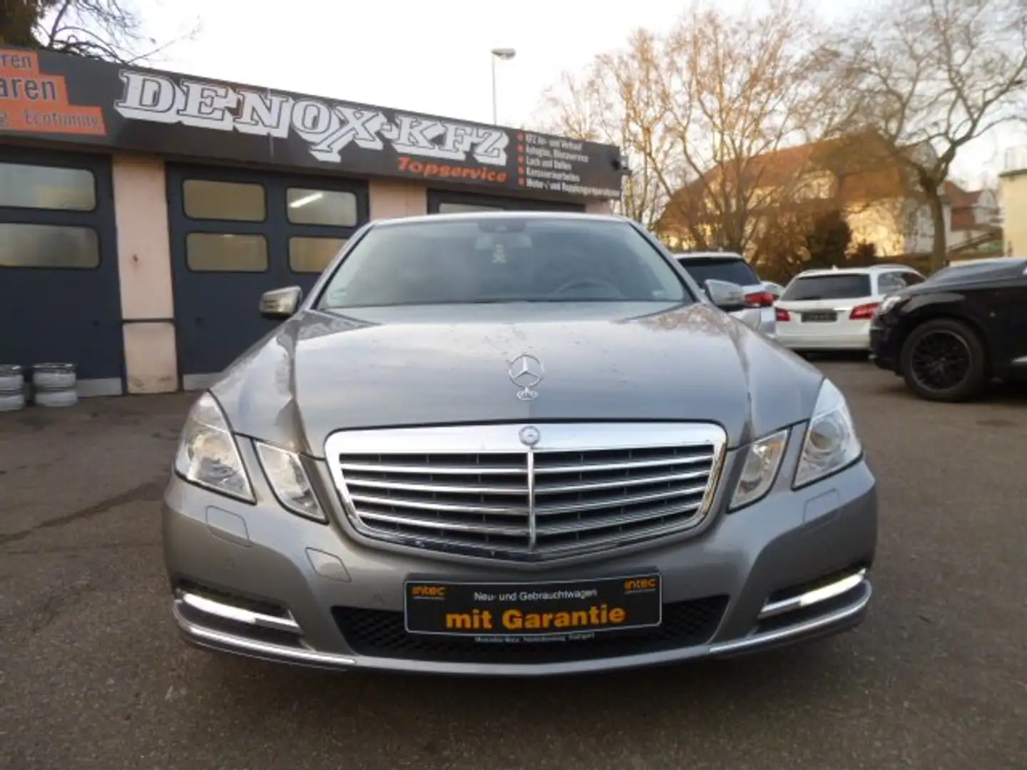 Mercedes-Benz E 200 E 200 CGI BlueEfficiency (212.048) Aut Grau - 2
