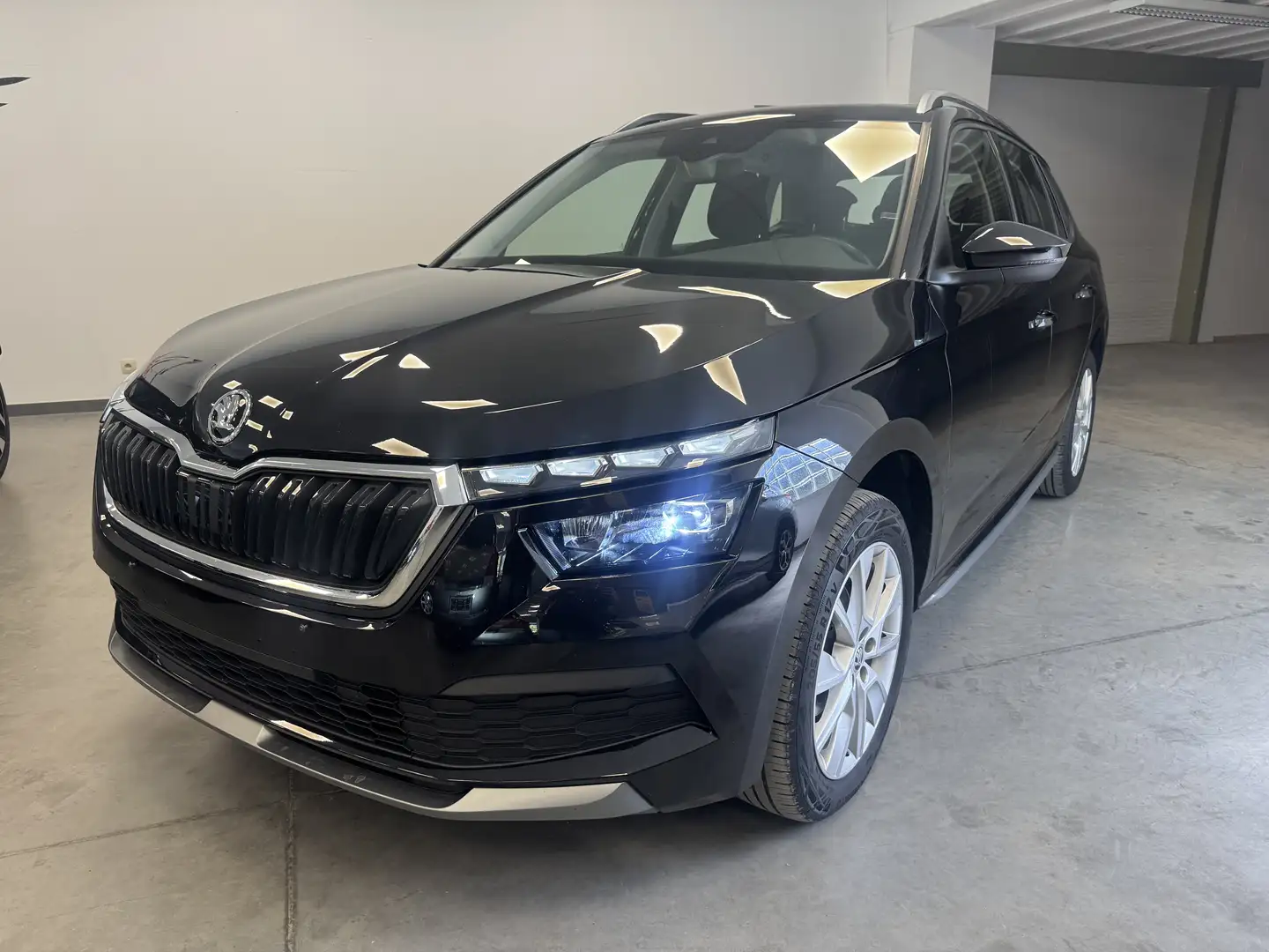 Skoda Kamiq Kamiq 1.0 TSI Ambition DSG Schwarz - 1