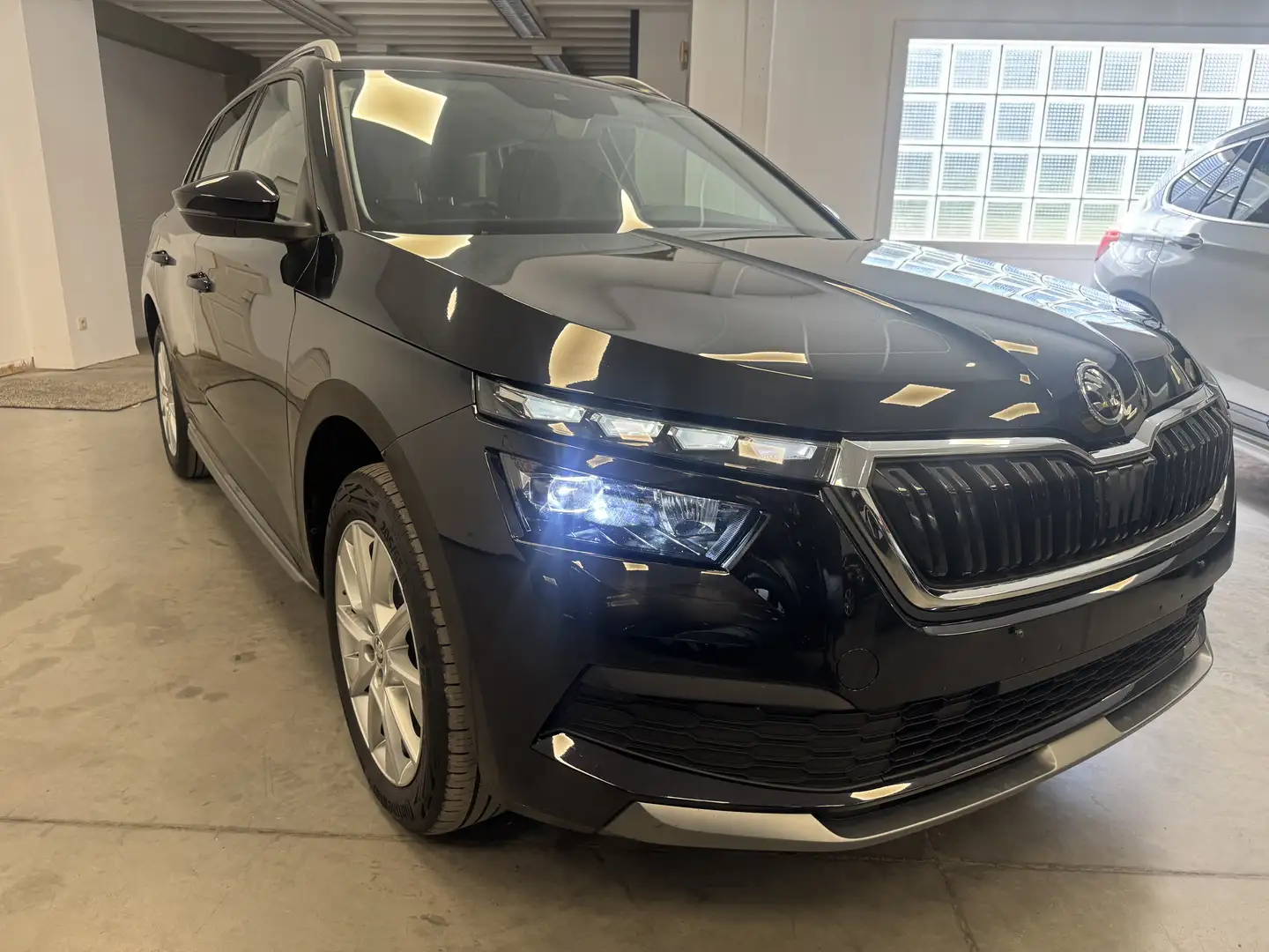 Skoda Kamiq Kamiq 1.0 TSI Ambition DSG Schwarz - 2