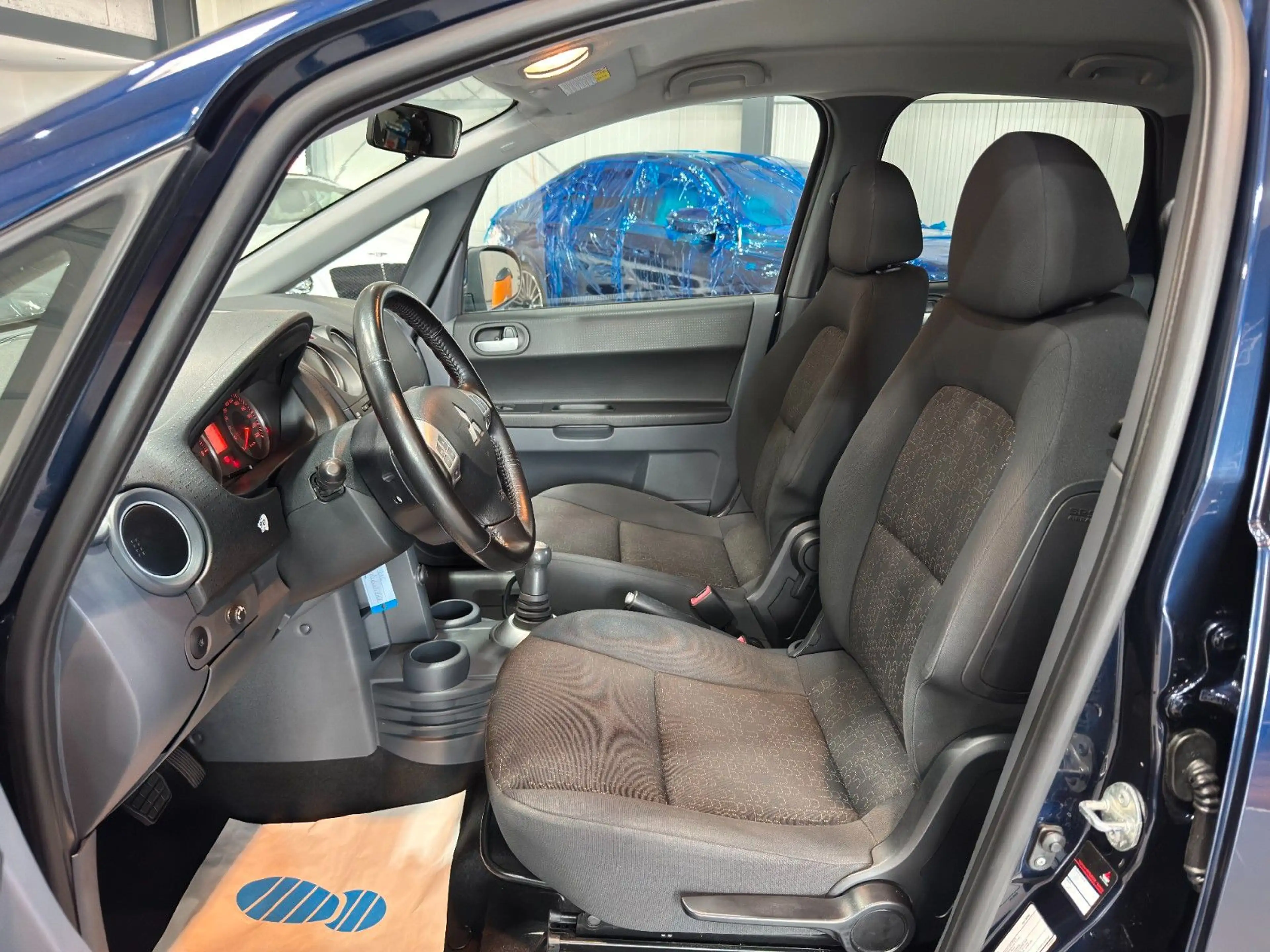 Mitsubishi Colt Lim/5-trg./Inform/RADIO/KLIMA/1.HAND/SITZHE — photo 8