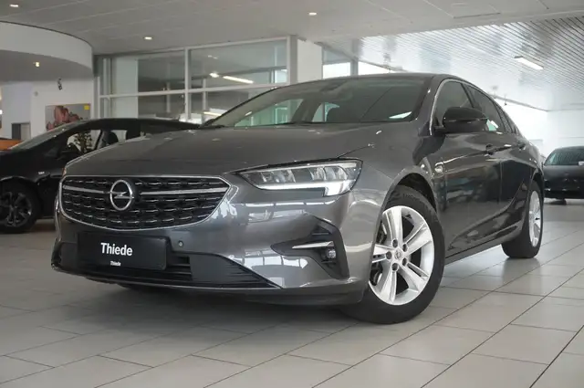 Opel Insignia view 3