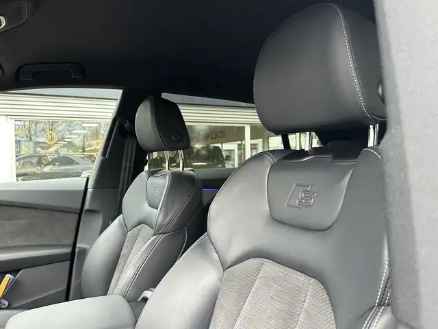 Audi Q8 view 10