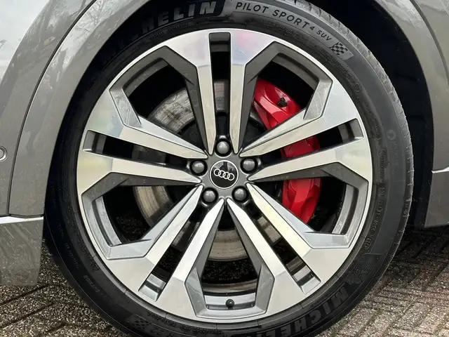 Audi Q8 view 13
