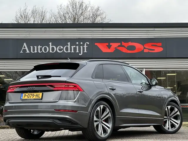 Audi Q8 view 9