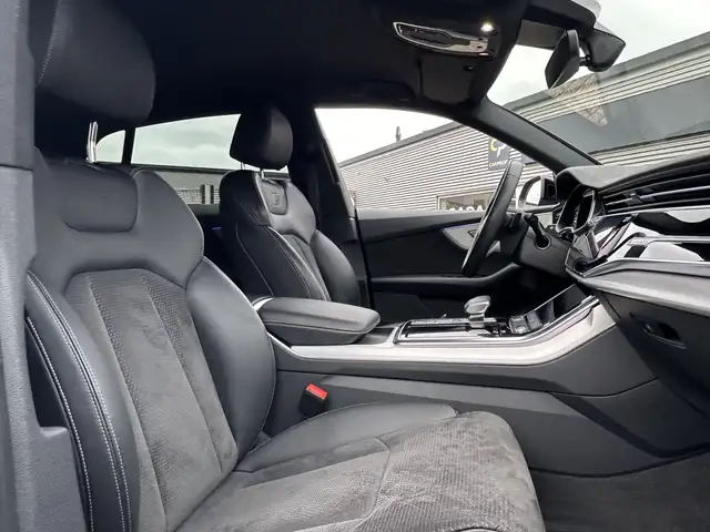 Audi Q8 view 12