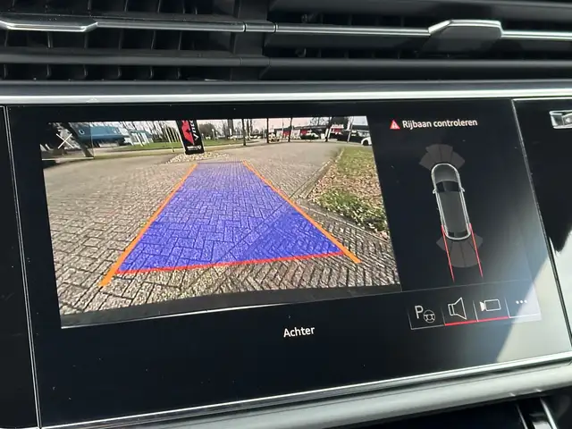 Audi Q8 view 15