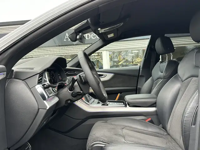 Audi Q8 view 4