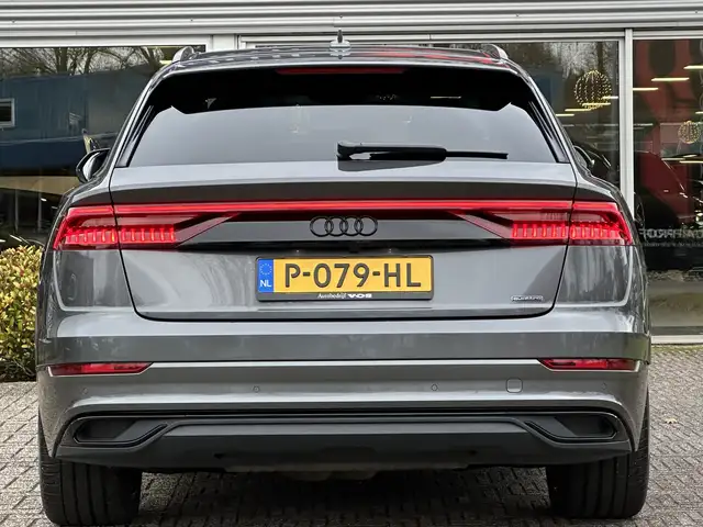 Audi Q8 view 7