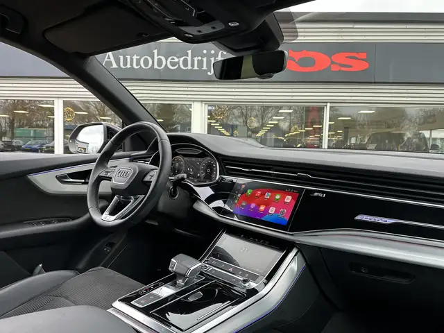 Audi Q8 view 8
