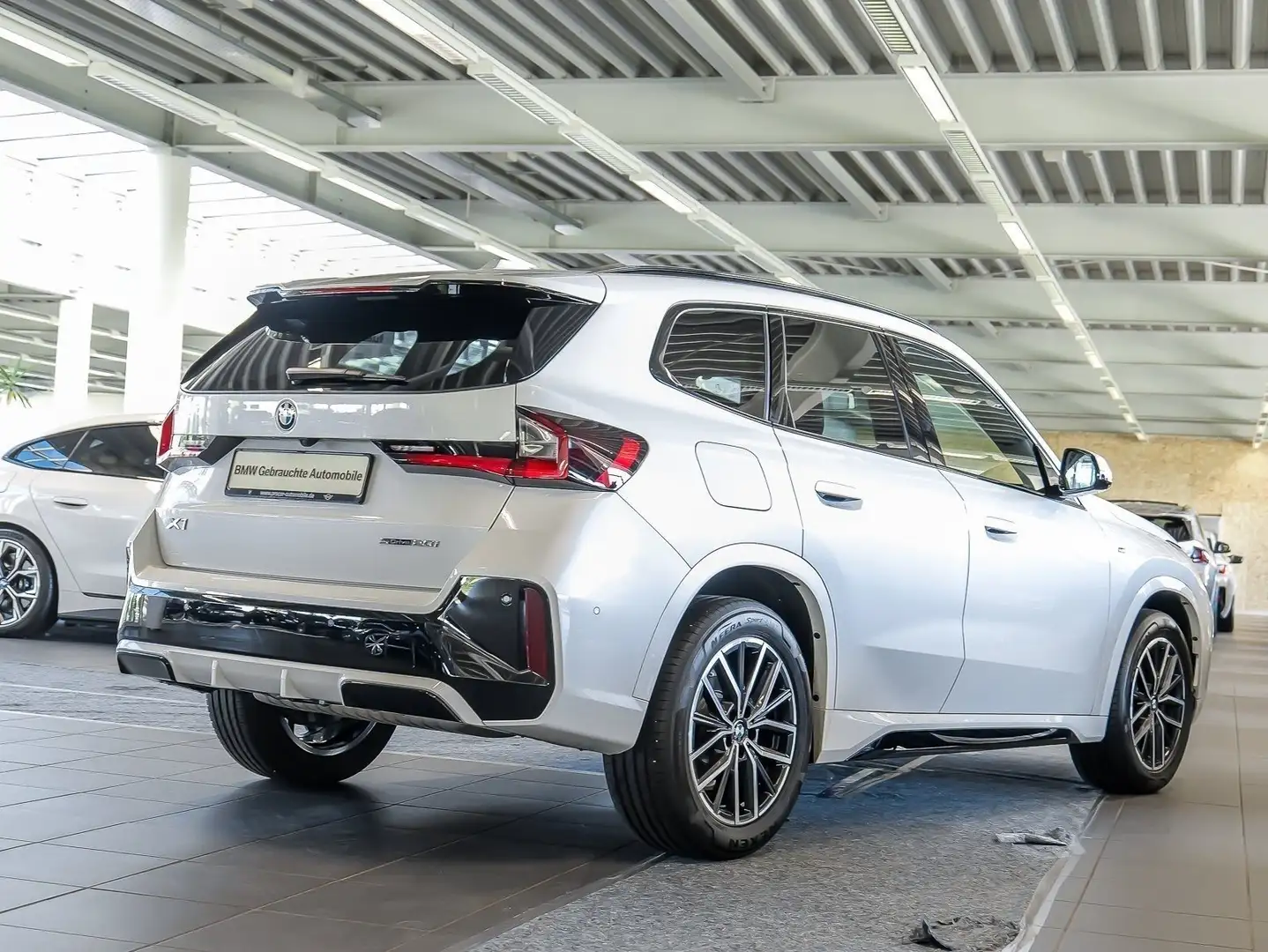 BMW X1 sDrive20i M Sport HUD AHK RFK NAVI LED DAB Weiß - 2