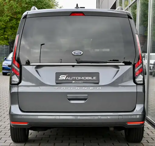 Ford Grand Tourneo view 4