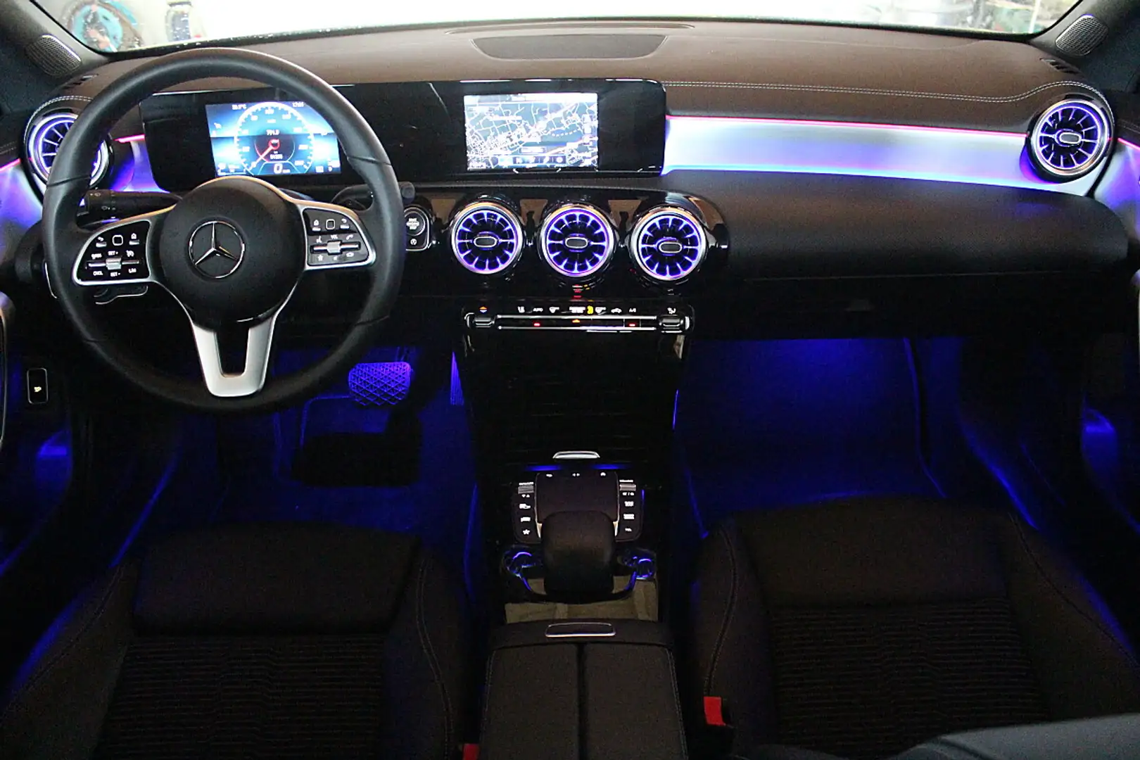 Mercedes-Benz CLA 200 d Ambiente LED PANO SPUR NAVI ... Grau - 2