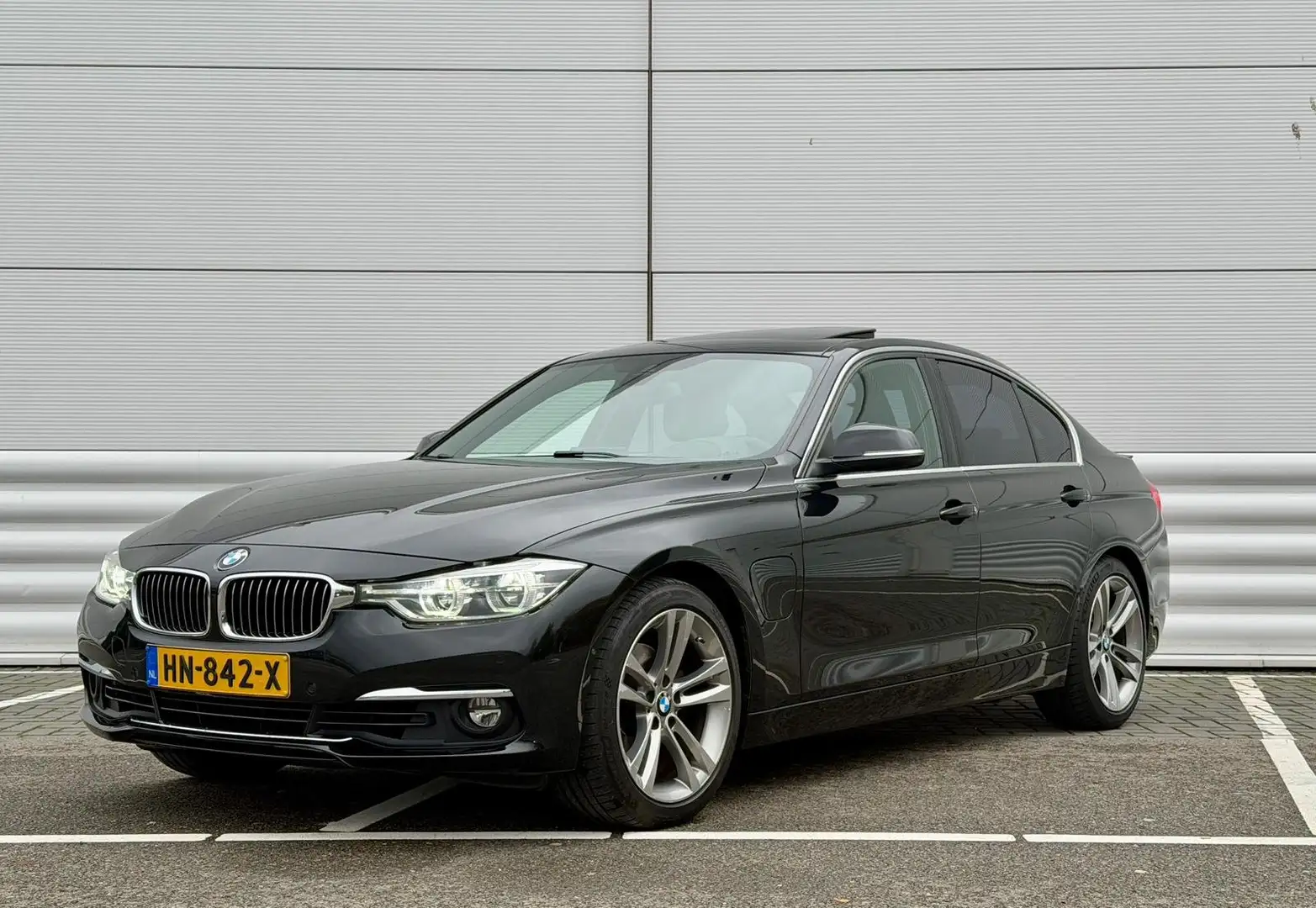 BMW 330 330 Luxury Zwart - 1