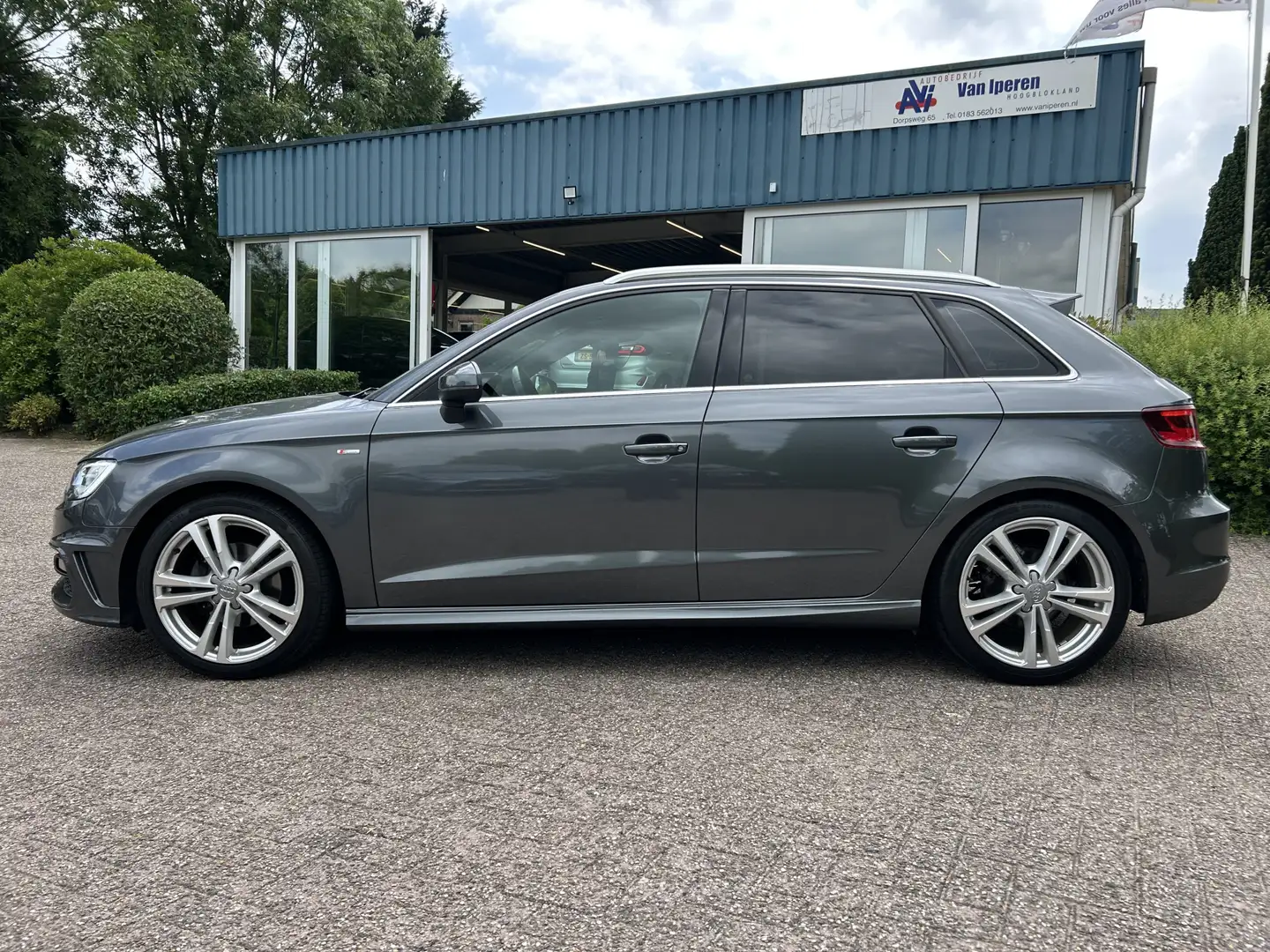 Audi A3 Sportback 1.2 TFSI Adrenalin S-Line Automaat Gris - 2