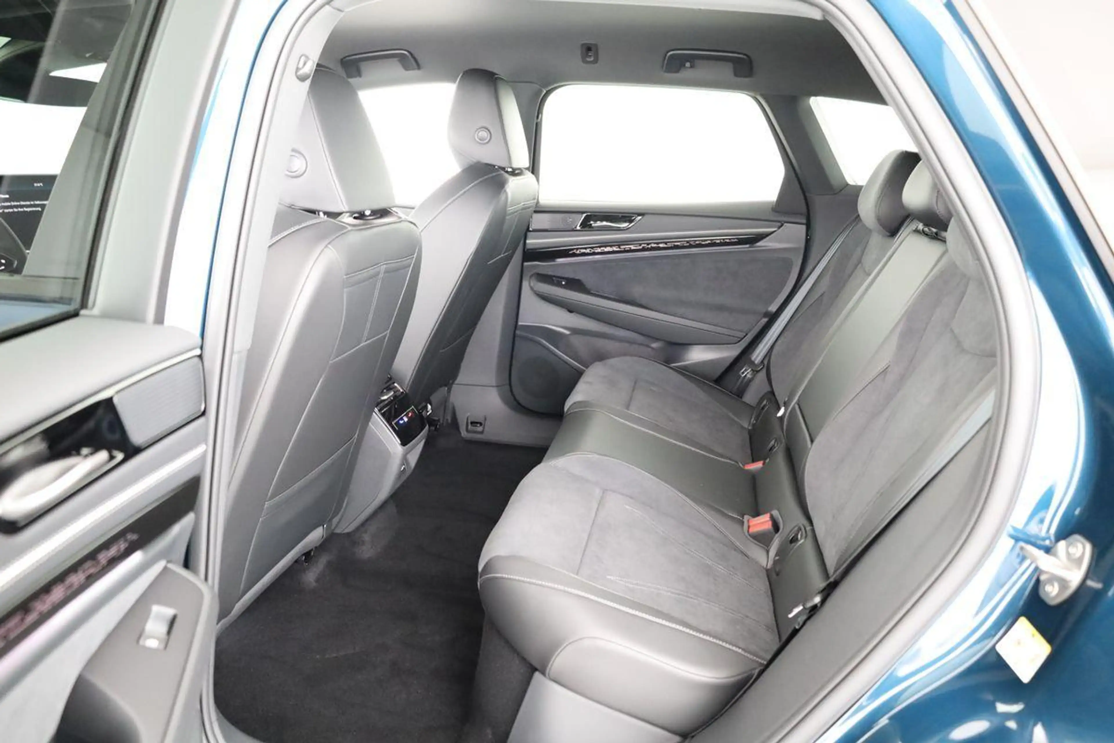 Volkswagen ID.7 Pro 210 kW Tourer Black, AHK, HuD, IQ.Light, IQ... — photo 11
