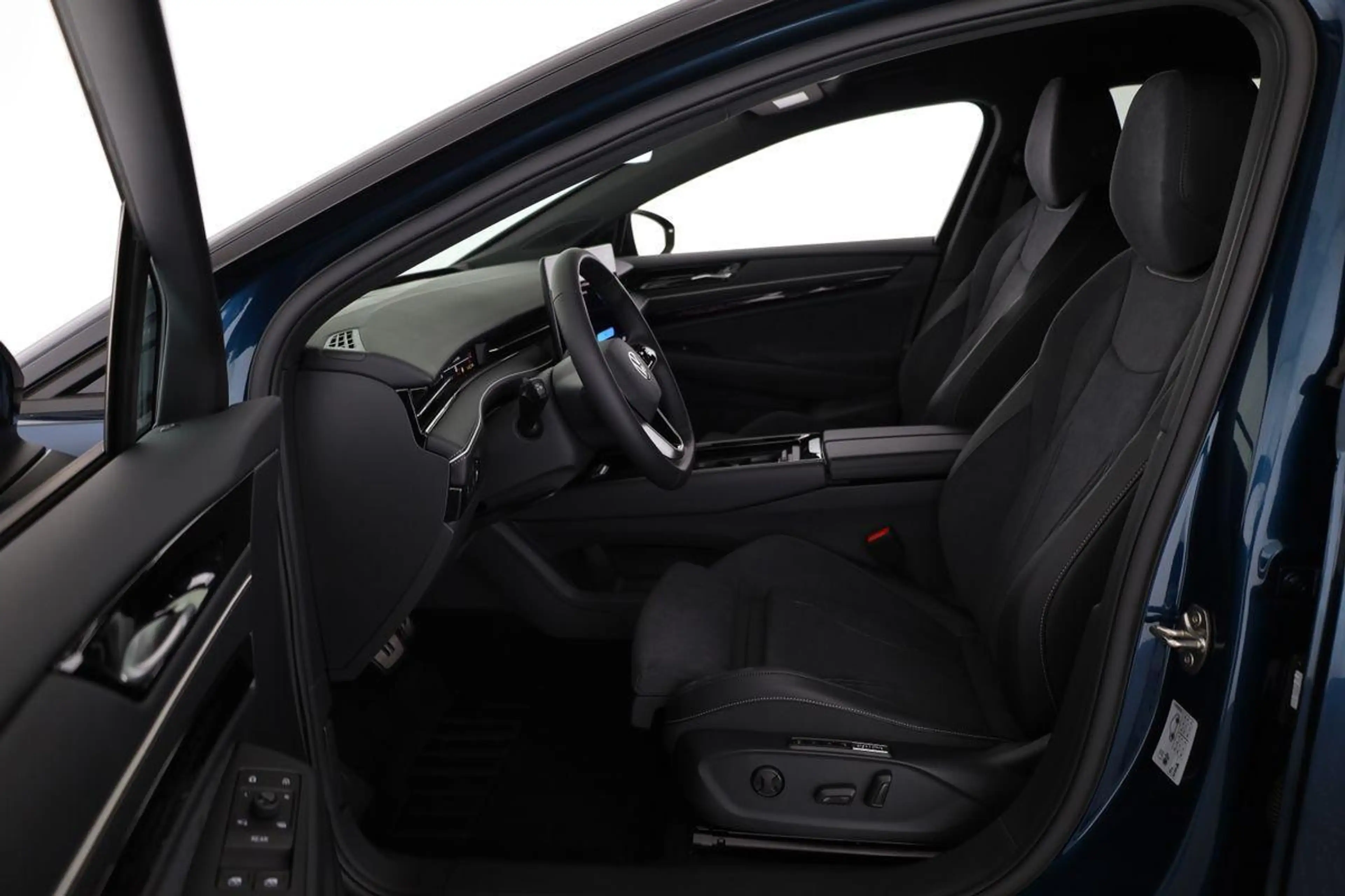 Volkswagen ID.7 Pro 210 kW Tourer Black, AHK, HuD, IQ.Light, IQ... — photo 10