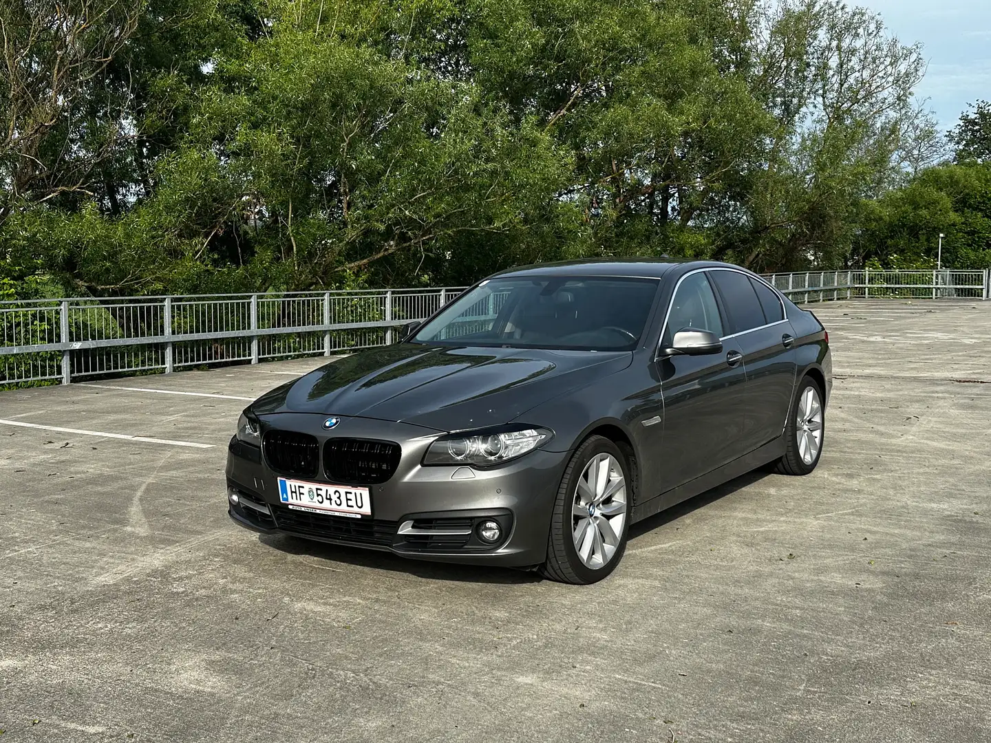 BMW 525 5er-Reihe 525d F10 Facelift | 218 PS | Navi | Xenon | PDC | gepflegt Limousine Grau - 1