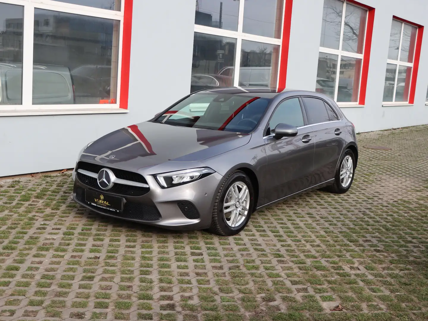 Mercedes-Benz A 180 d | ACC | Kamera | LEDER | NAVI | XENON | Grau - 2