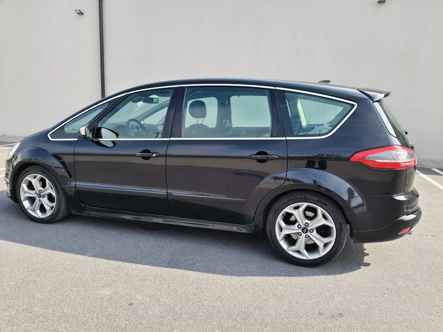 Ford S-Max S-MAX Titanium S 2,2 TDCi DPF Titanium S Schwarz - 2