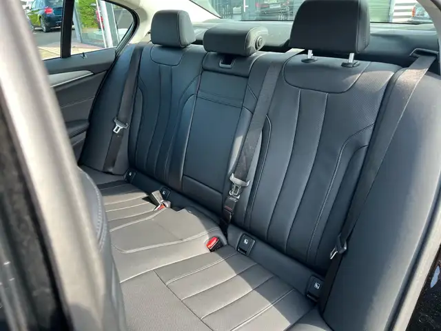 BMW 5 Series view 16